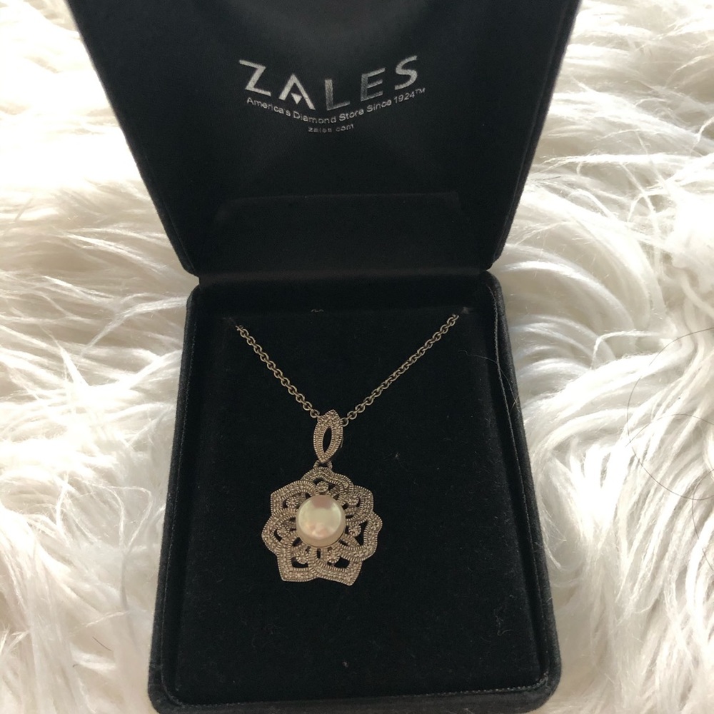 Diamond studded pearl necklace